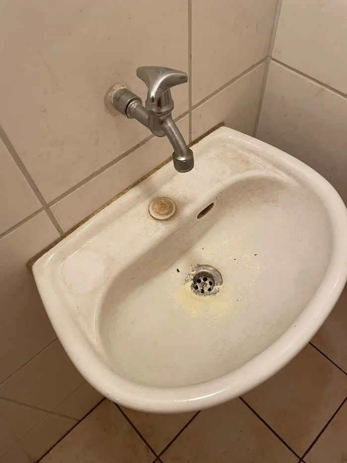 Waschbecken & Armatur vor der Reinigung