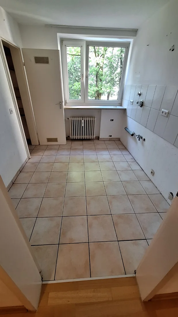 Fliesenboden im Innenraum nach der Reinigung